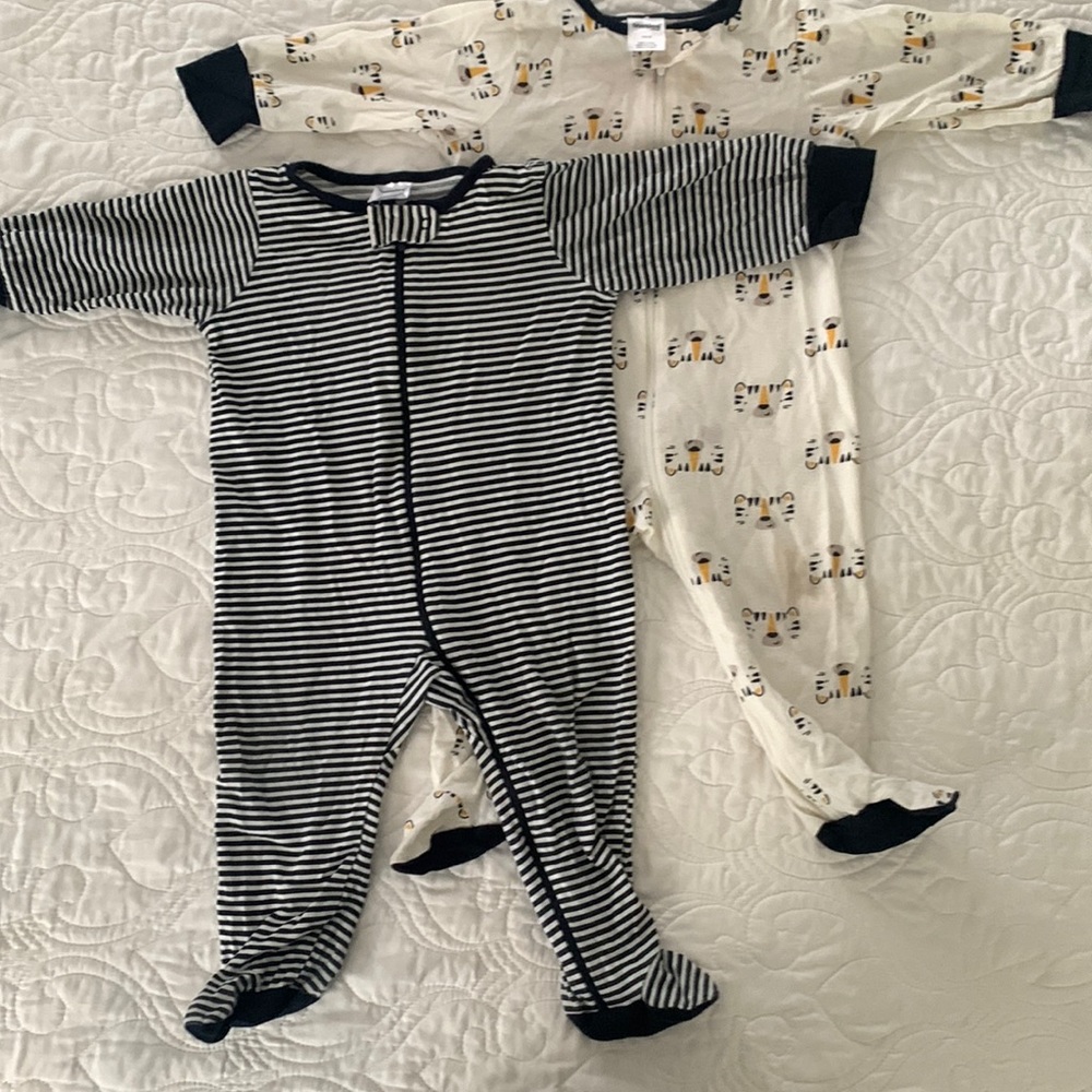 Set of footed onesies